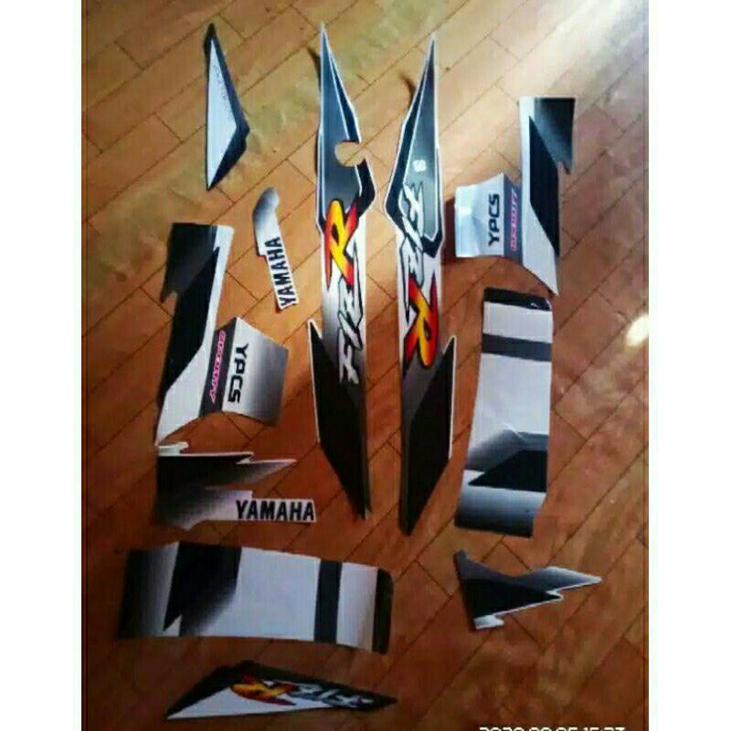 striping list fiz R hitam dan fiz R hitam putih