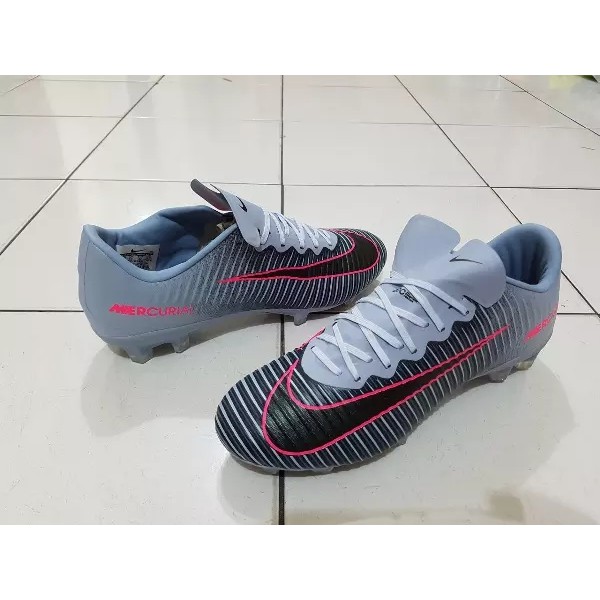 Sepatu bola nike