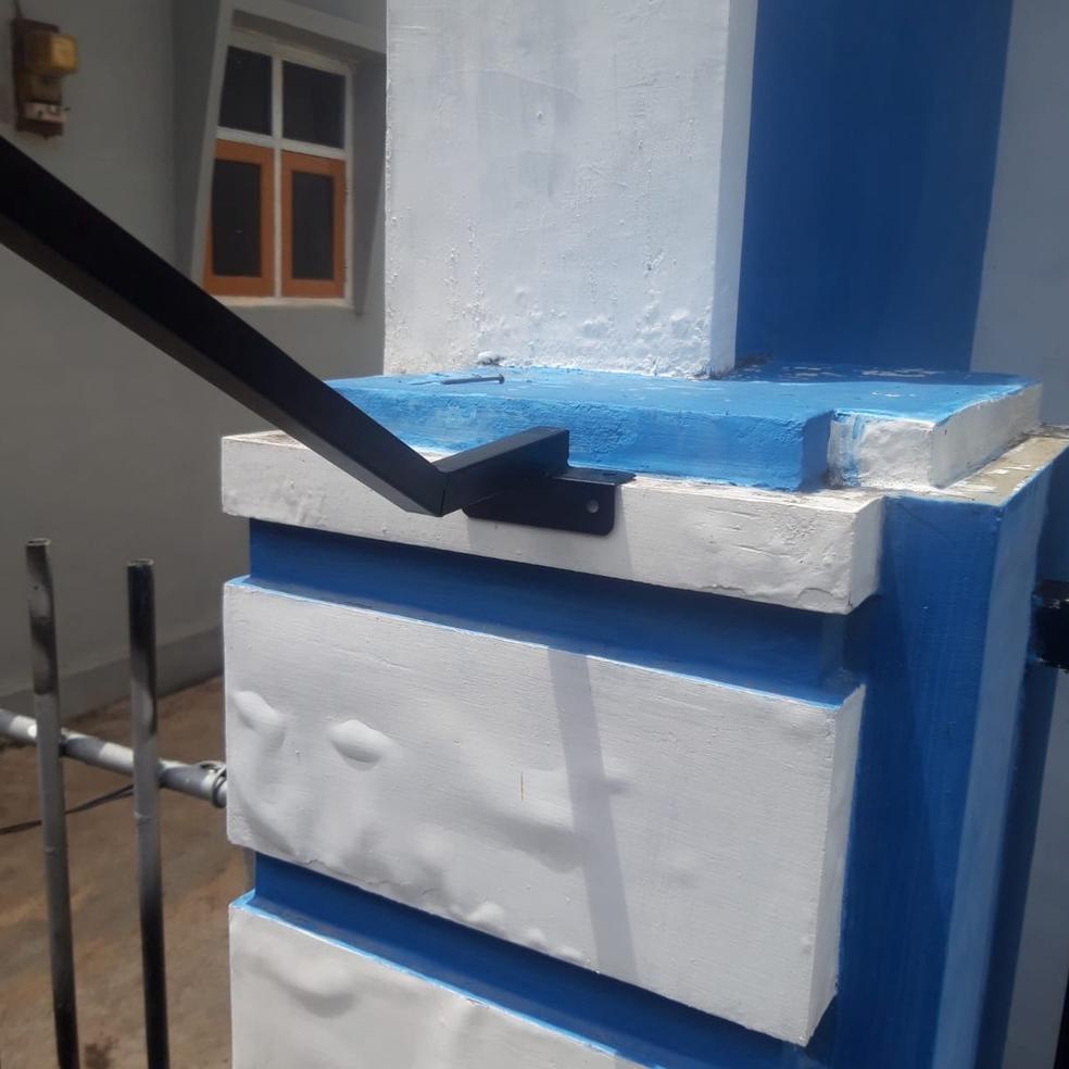 [Art. 8257W] TIANG PENGAIT LAMPU SOROT BILLBOARD SPANDUK