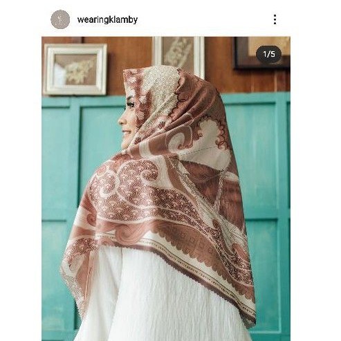 Pinisi Scarf Wearing Klamby