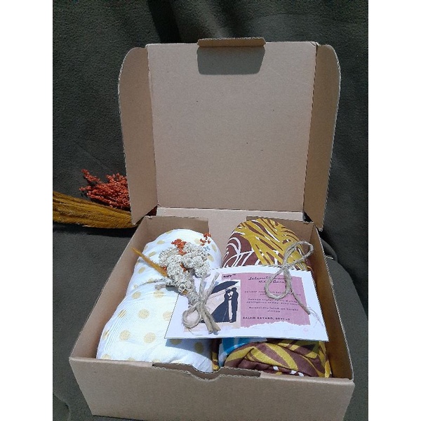 HAMPERS, KADO, HADIAH, GIFT BOX, PERNIKAHAN, WISUDA, DAN ULANG TAHUN MUKENA MURAH SIDOARJO DR GIFT