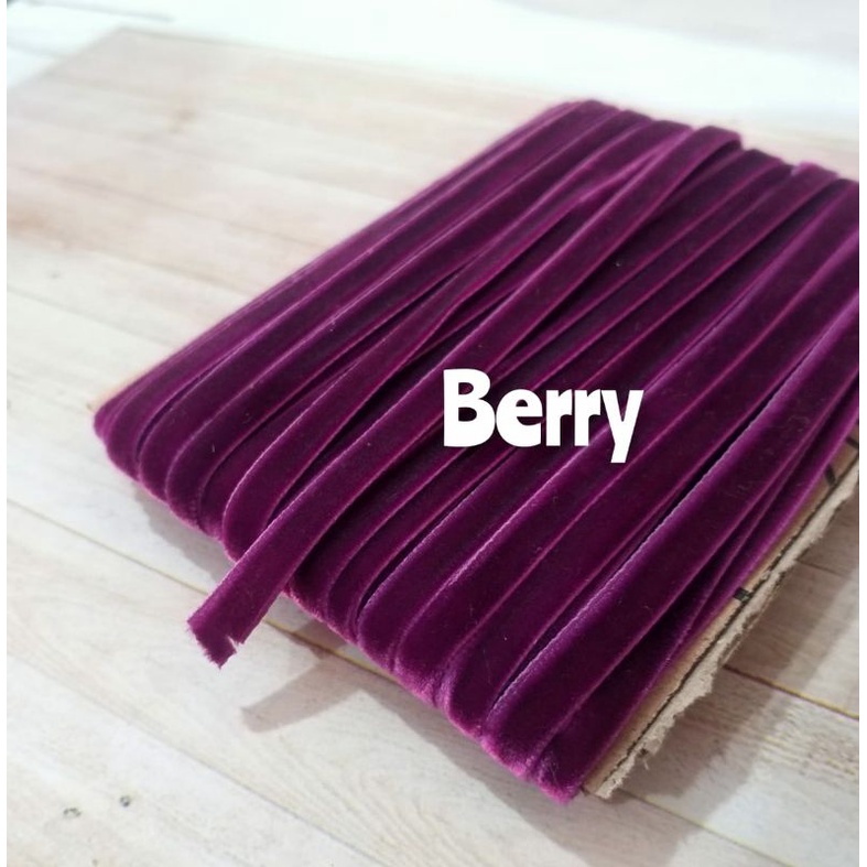 

per rol 15 meter,pita bludru warna ungu berry lebar 0.7 cm