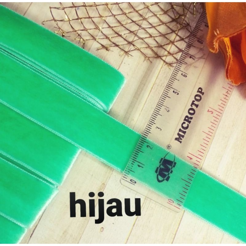 

per rol 15 meter,pita bludru/velvet warna hijau lebar 2 cm