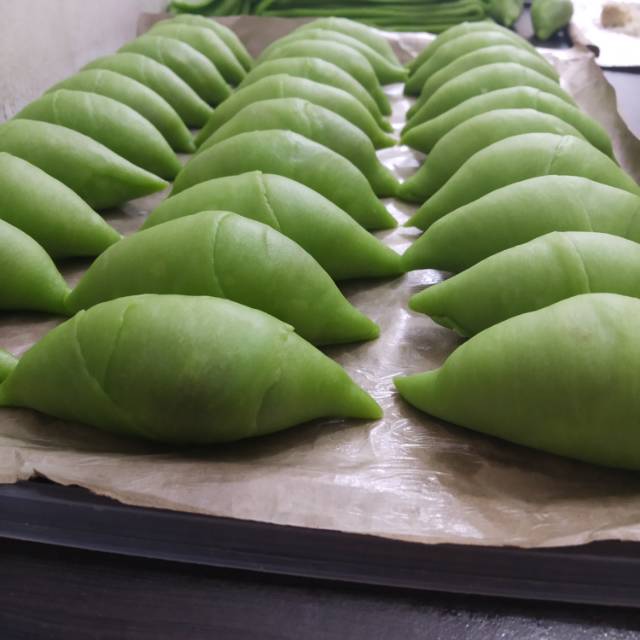 

Molen pisang frozen pandan isi pisang keju coklat