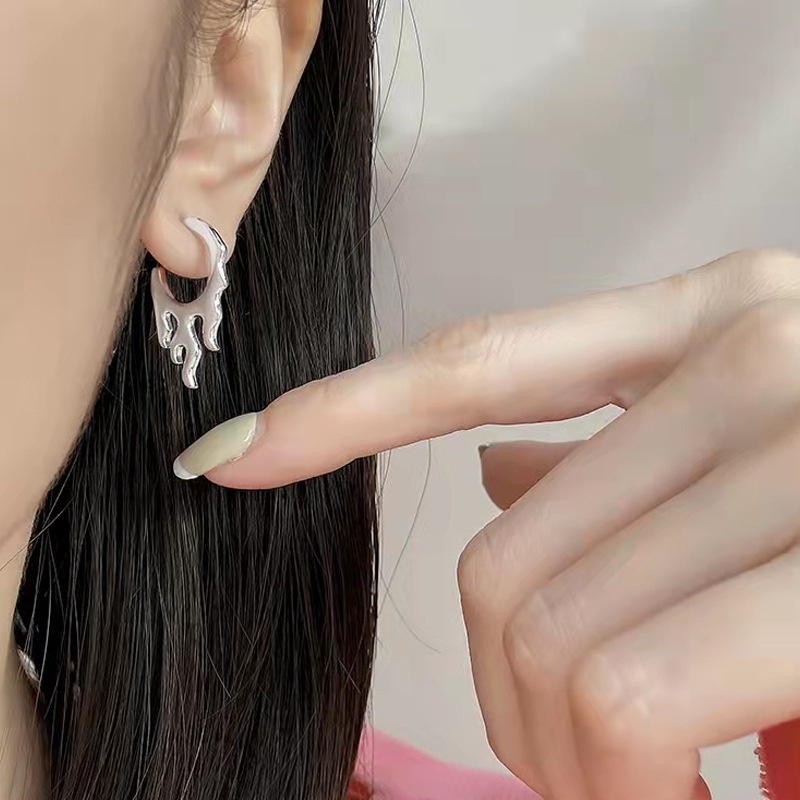 1 Pasang Anting Stud Bentuk Api Tidak Teratur Warna Silver Bahan Tembaga Logam Gaya Punk Vintage