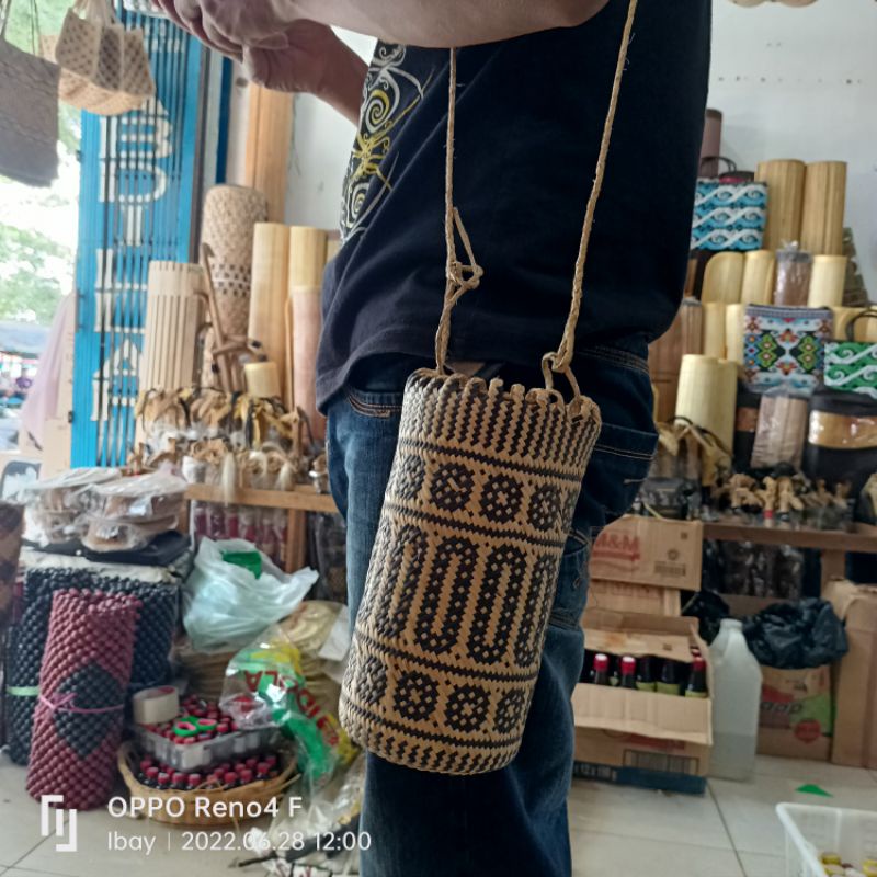 TAS ANJAT DAYAK KHAS KALIMANTAN. TAS ROTAN TALI SELEMPANG