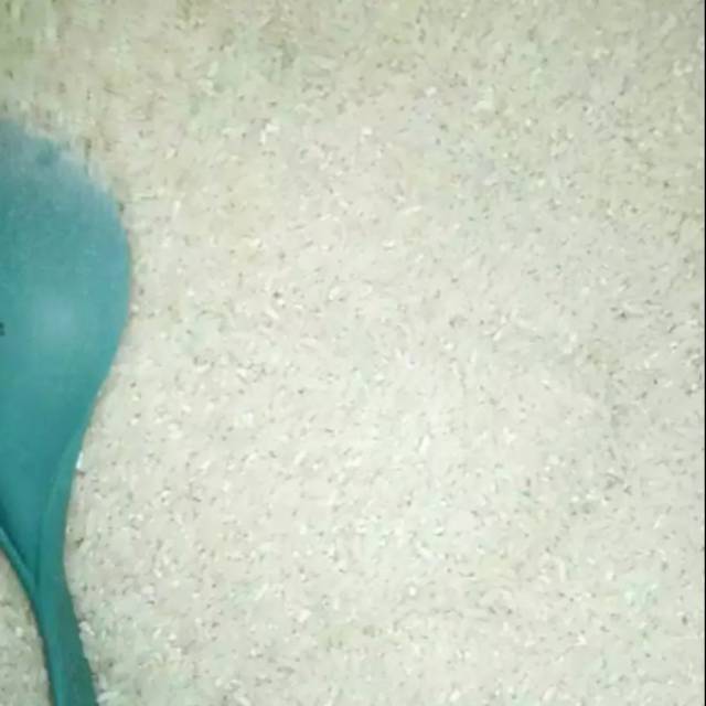 

Beras kualitas medium produk petani lokal