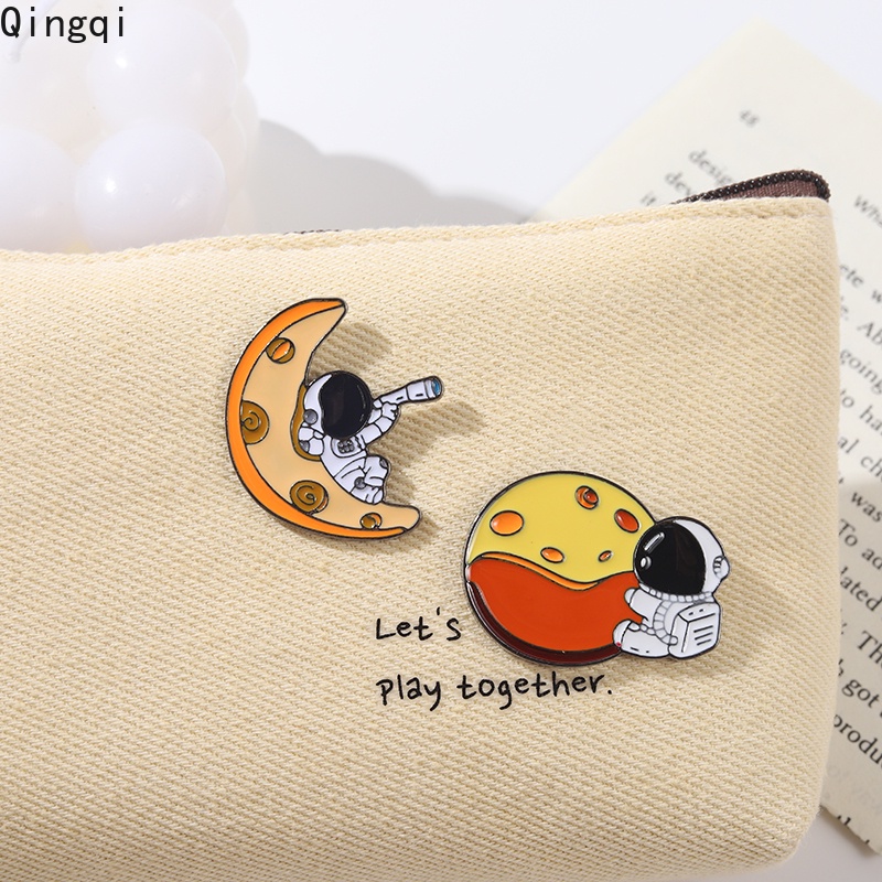 Bros Pin Enamel Bentuk Astronot Planet Balon Ayunan Bahan Alloy Untuk Aksesoris Ransel