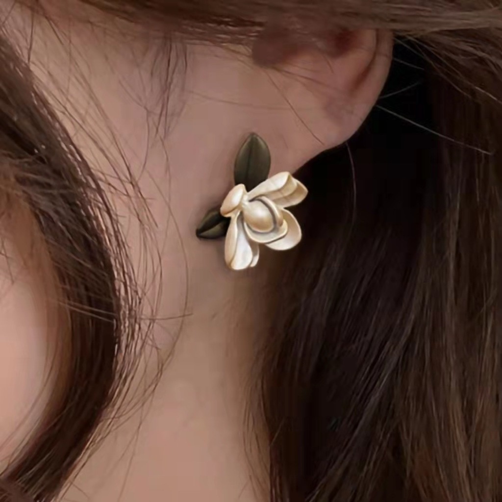 Anting Tusuk Motif Bunga Putih Simple Ala Harajuku Untuk Wanita