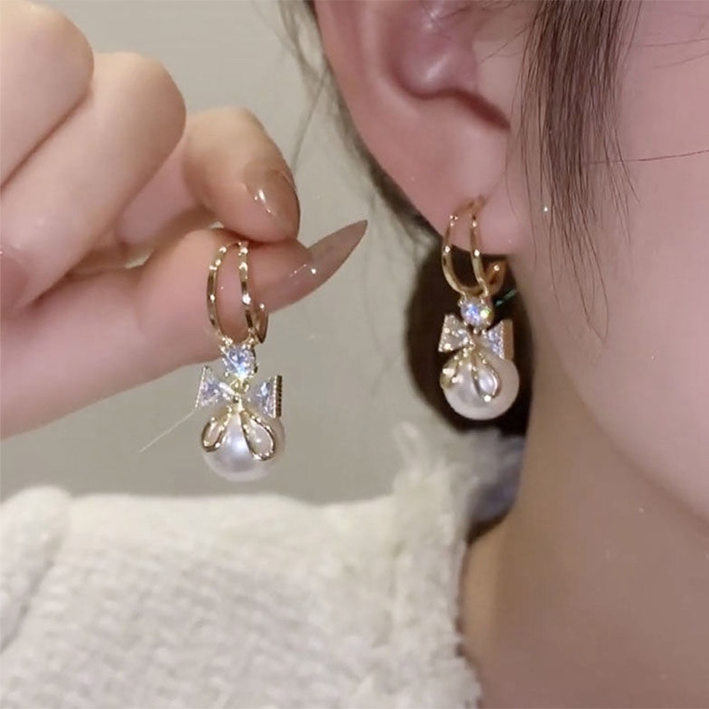 1 Pasang Anting Stud Liontin Mutiara Bentuk Pita Warna Emas Untuk Wanita