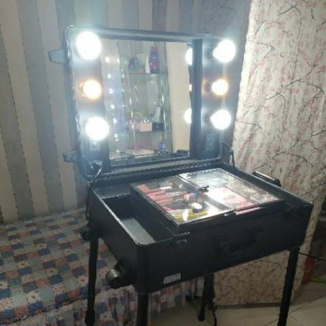 Beauty case lampu ada kaki.