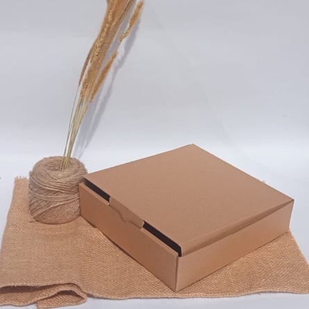 

box die cut ukuran 20×20×5/ kotak kado/ gift box