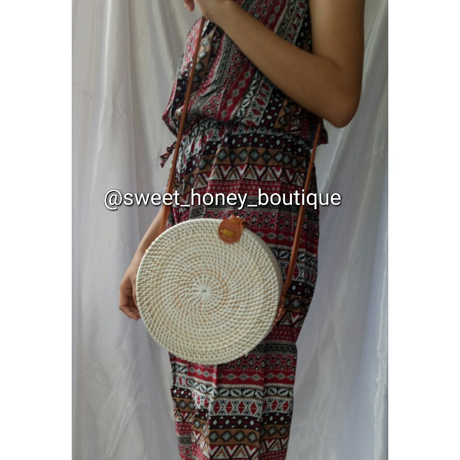 Sweet Honey ~ Grosir Tas Rotan Bulat Putih Polos Tali Gesper Adjustable Raisa White Diameter 15cm dan 20cm