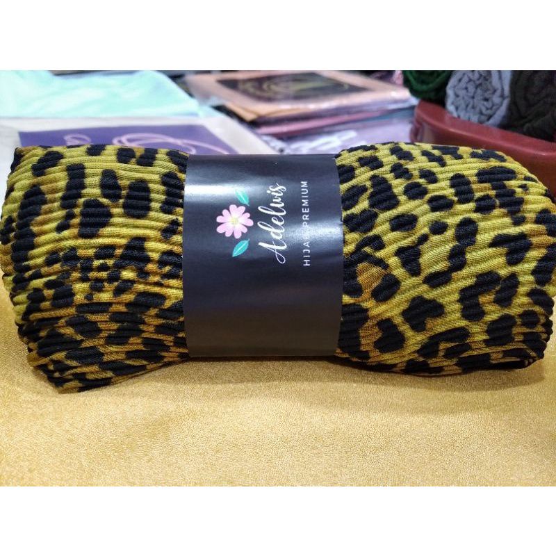 hijab pashmina plisket motif macan