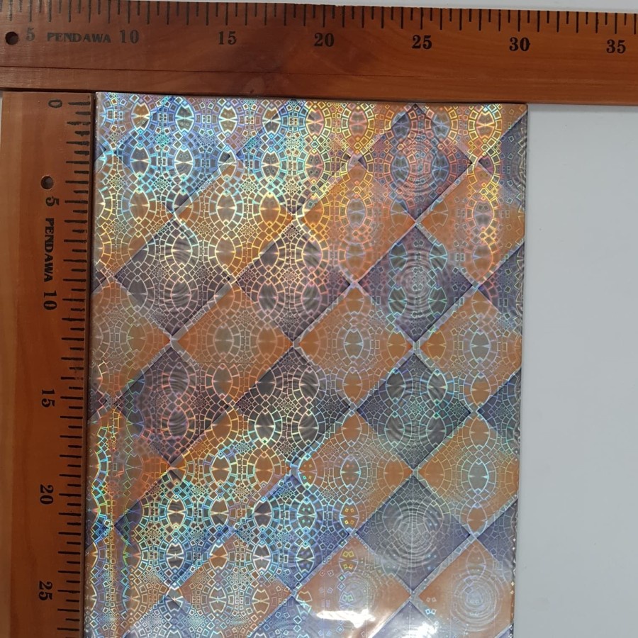 

Plastik Kado Hologram Oranye Ungu Kotak 50x65cm - 1 Ons Isi 11 Lembar