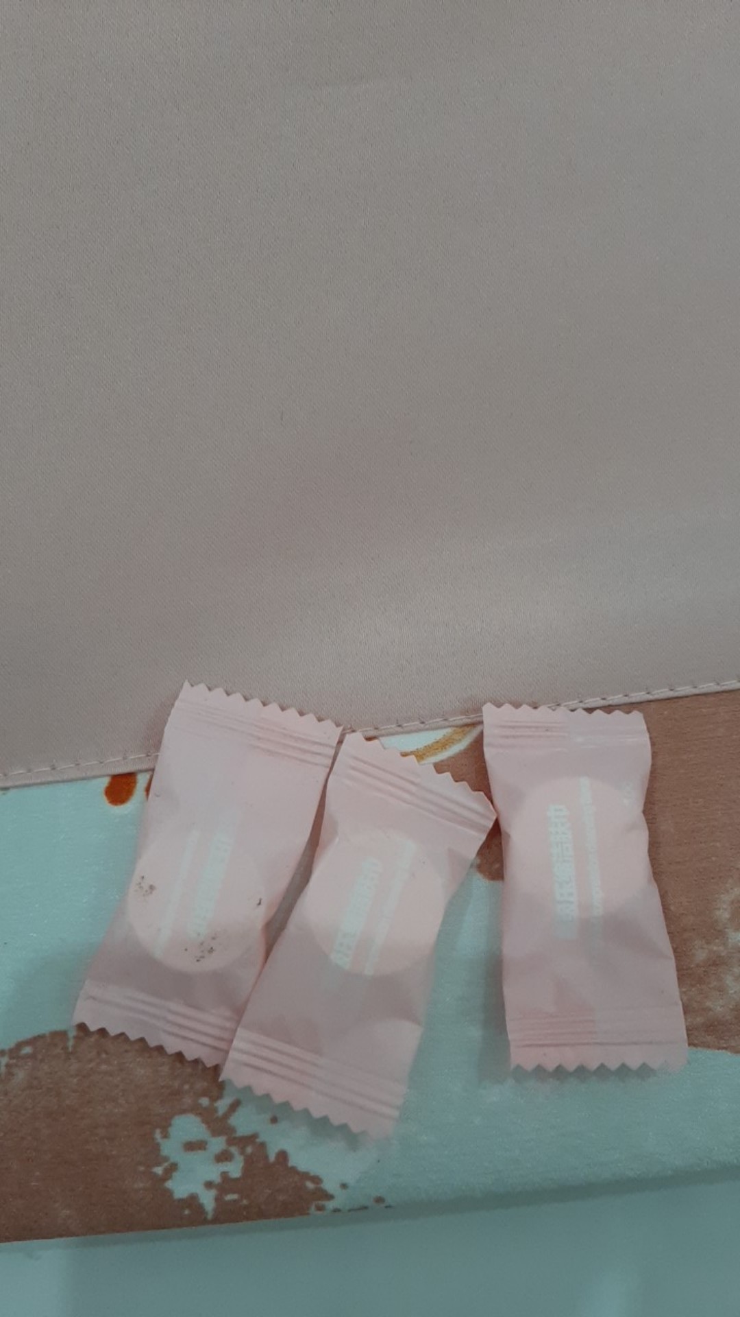 Tissue Handuk Mini Permen Travelling Liburan Kompress Towel Portable