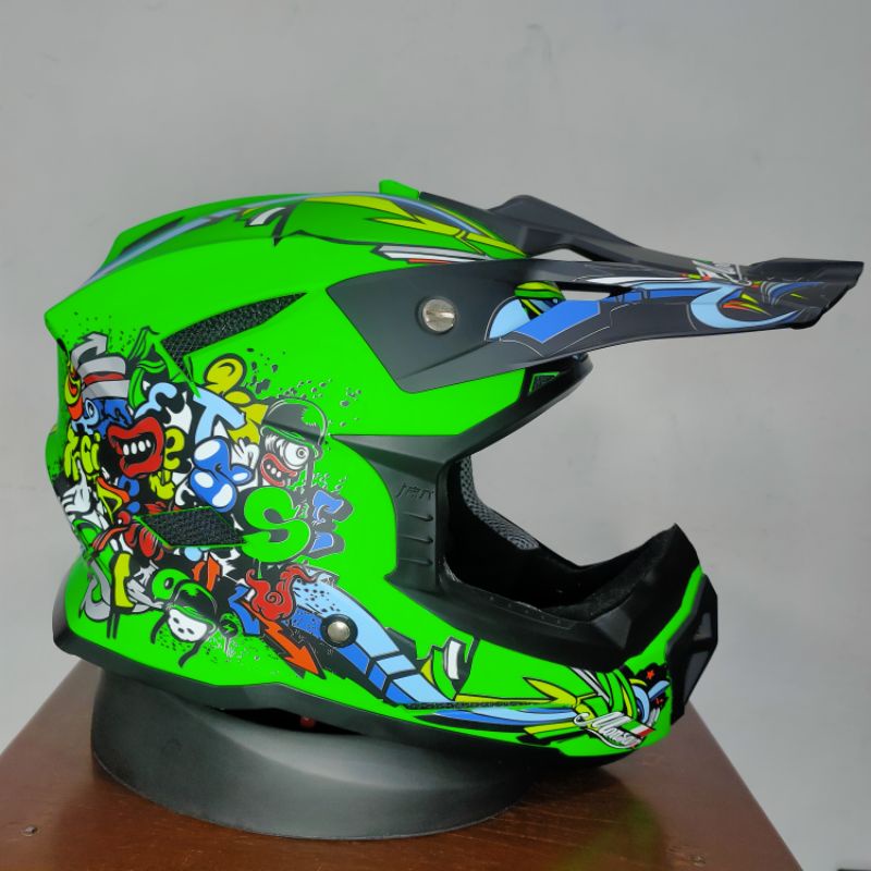 Helm Monsa Cross Motif Bonus Google