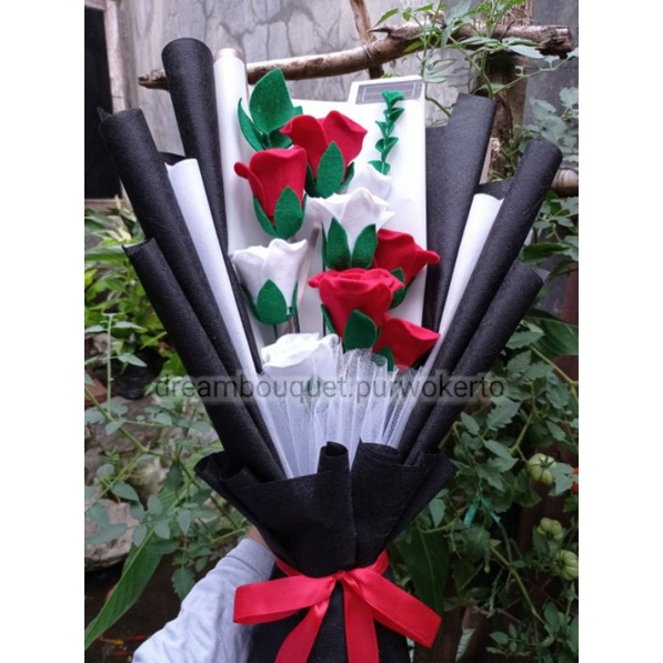 Buket mawar merah putih