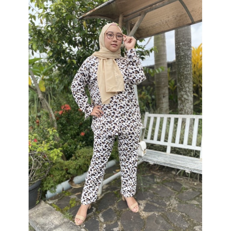 

One Set Leopard White