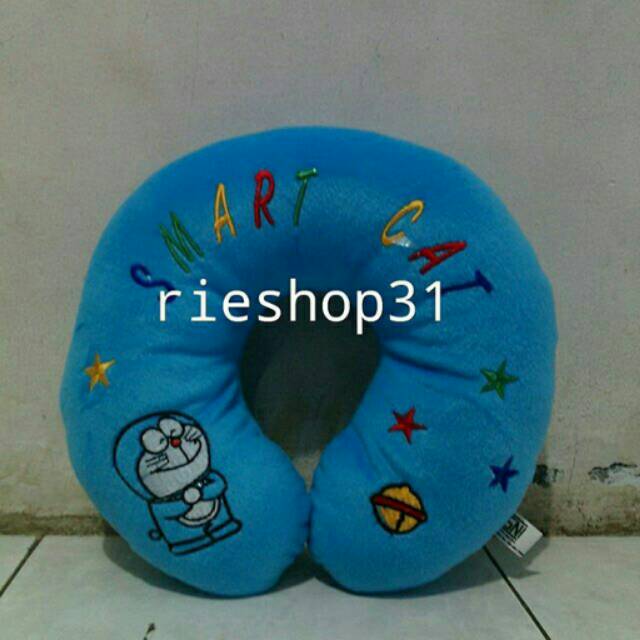 Bantal leher karakter doraemon