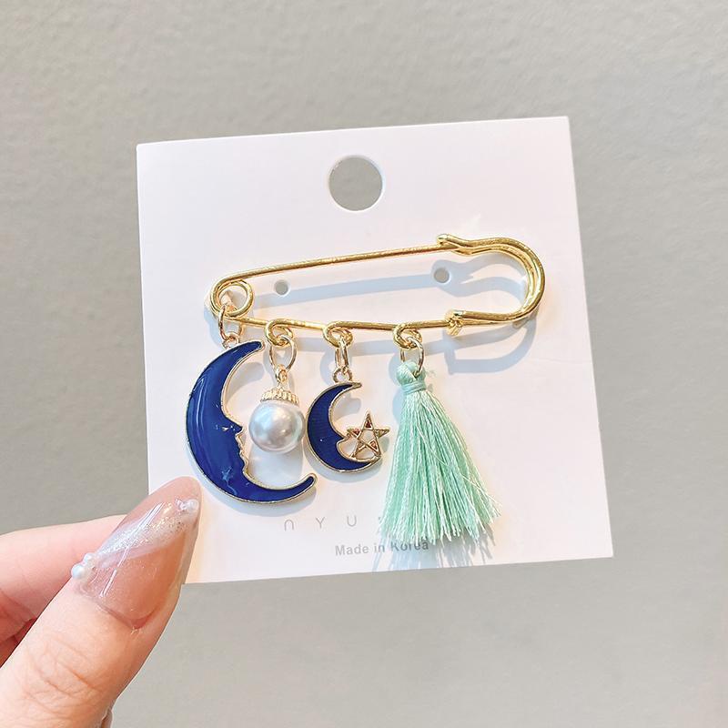 Pin Bros Bentuk Kartun Beruang Strawberry Bahan Metal Warna Emas