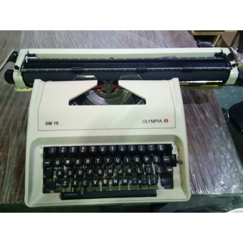 OLYMPIA MESIN KETIK SM 18