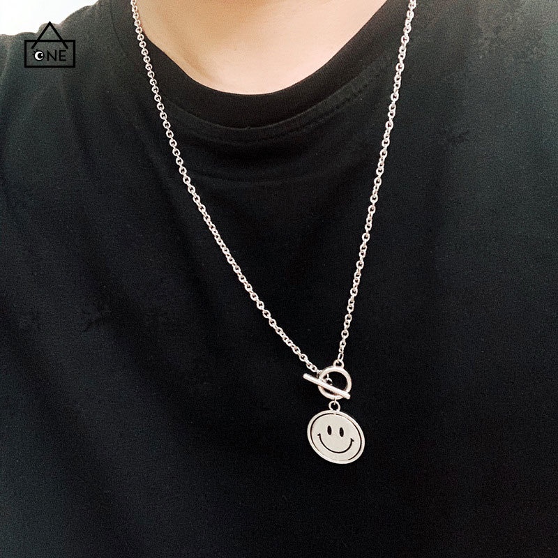 COD❤Kalung Liontin Unisex Wajah Smiley Aksesoris Perhiasan Fashion Rotasi Punk Buckle A one