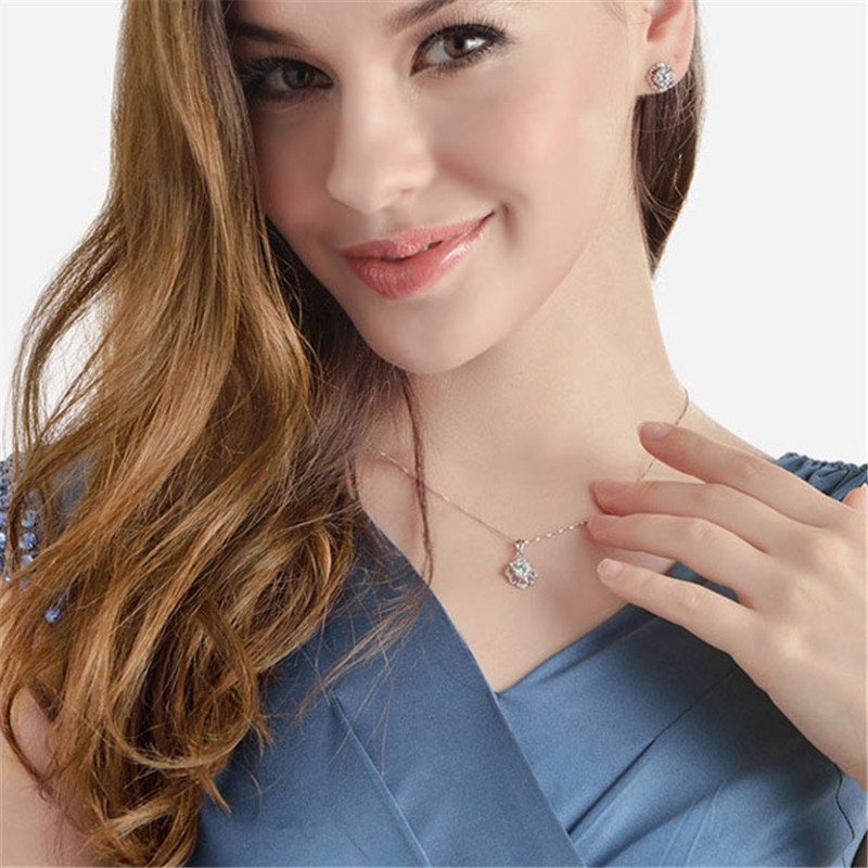 [Ready Stock]Fashion Simple Elegant Silver Plated Flower Diamond Pendant Necklace