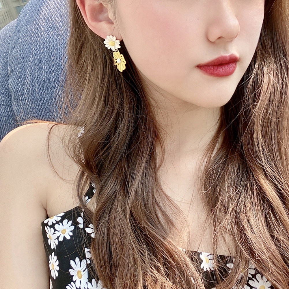 Anting Bentuk Bunga Daisy Model Hollow Warna Kontras Untuk Wanita