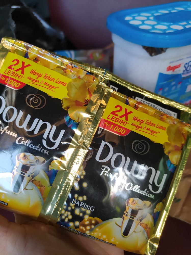 Downy Perfume Collection Pelembut Dan Pewangi Pakaian Sachet