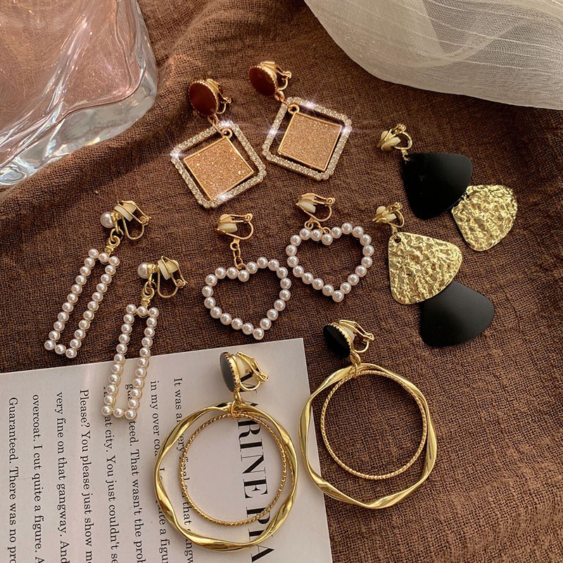 Nada Hitam Ready Stock Pengiriman Cepat Anting Klip Telinga Gadis Tanpa Tindik Anting Perempuan French Retro Classy Influencer Earrings2023 Niche Baru High-End Anting Sederhana