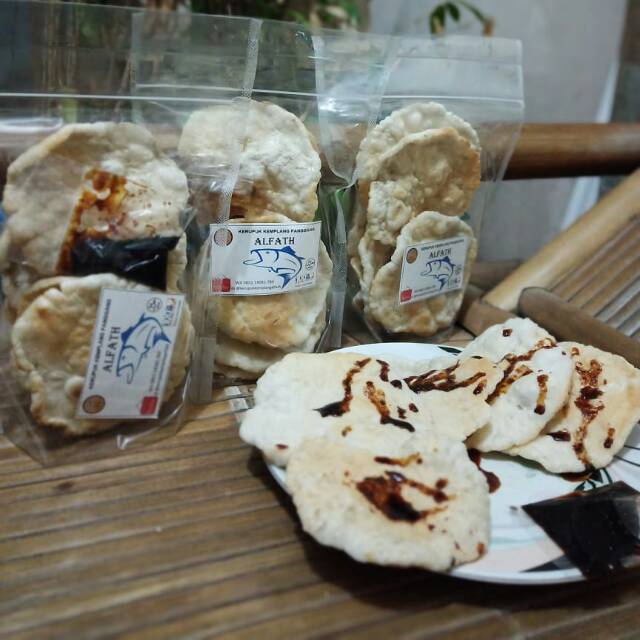 

Kerupuk kemplang panggang palembang