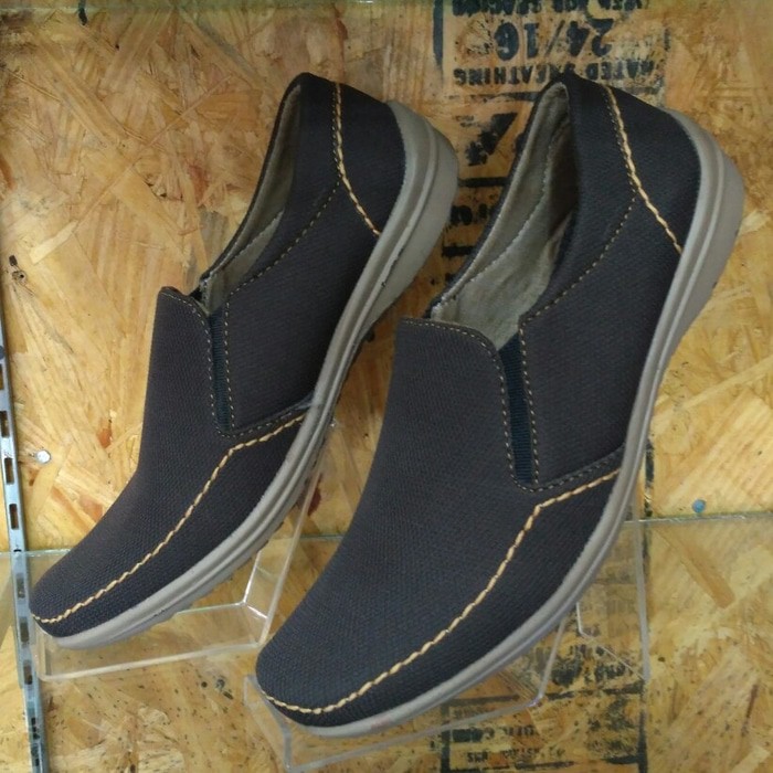 Sepatu Casual Pria Warna Coklat Terbaru