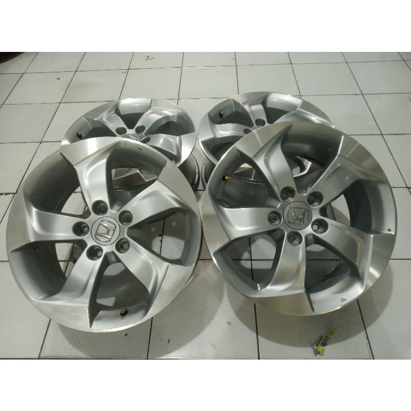 velg mobil bekas ring 17 copotan hrv warna silver lubang baut 5 kondisi 90%