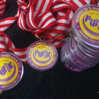 Medali Custom Hadiah Wisuda Kelulusan Kado Best Pacar Teman Ulang Tahun