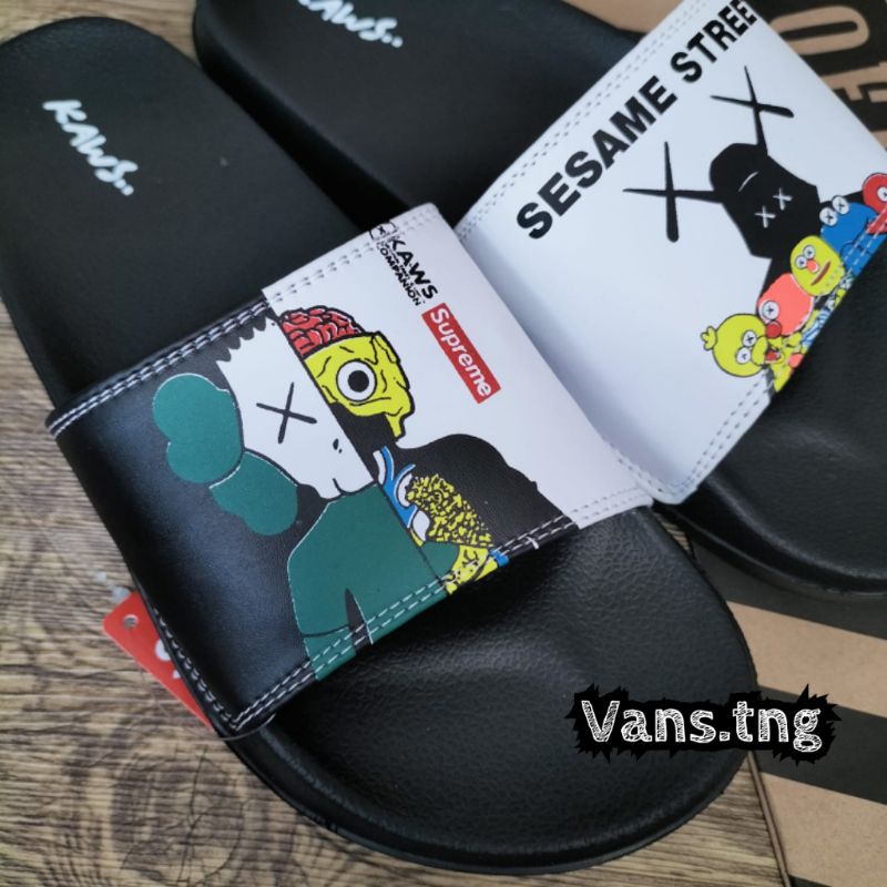 Sandal Slop KAWS Sesame Black White Premium / Sandal Slide KAWS /Sandal Murah /Sendal cowok /sandal cewek Terlaris