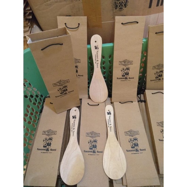 

SOVENIR CENTONG KAYU PLUS PAPERBAG CUSTOM DESAIN SUKA