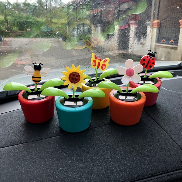 NEW Pot Bunga Random Boneka Figure Miniatur Pajangan Mobil Solar Power Goyang Shacking Flower