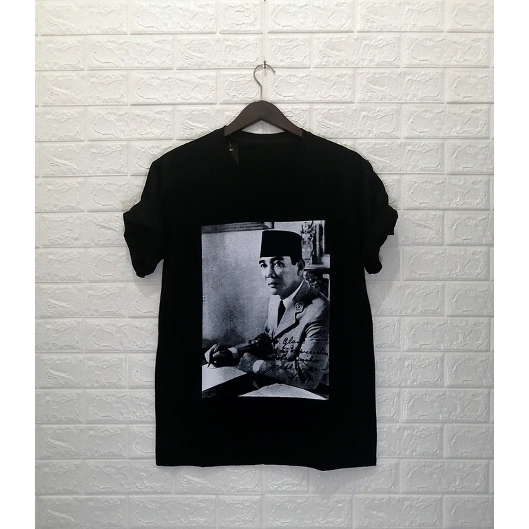 baju kaos pria / baju kaos sukarno / baju kaos distro / baju kaos oblong / baju kaos lengan pendek /