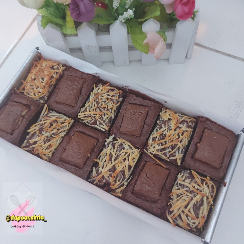 

fudgy brownies silverqueen keju/brownies panggang/brownies bandung/brownies dapoer.sinta_