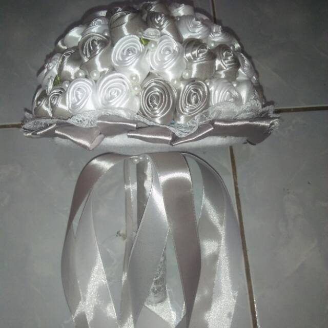 Buket bunga pernikahan pengantin elegan putih silver
