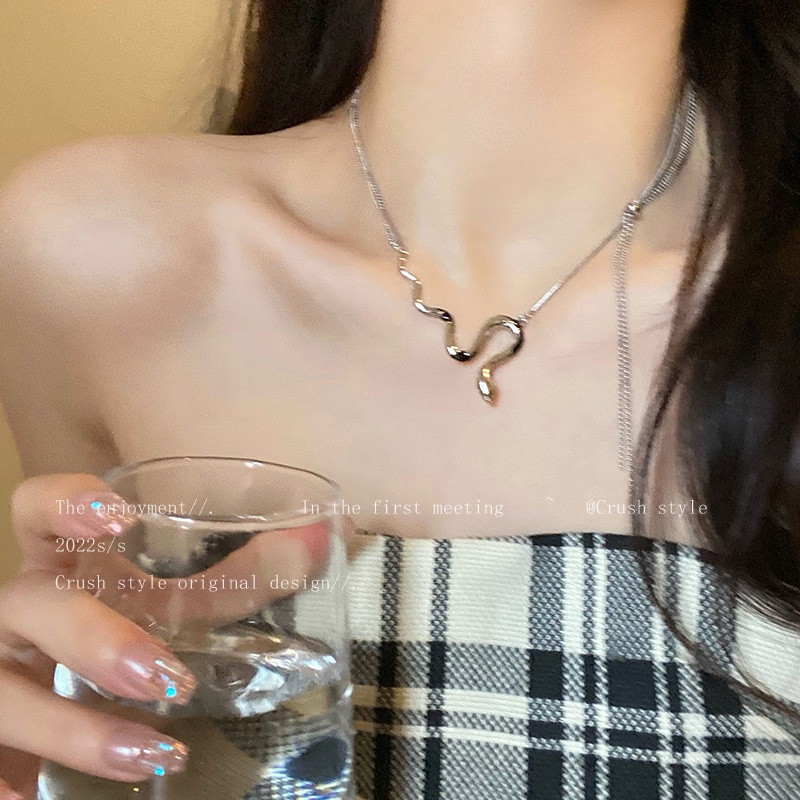 Kalung Choker Rantai Klavikula Liontin Ular Ganda Warna Silver Untuk Aksesoris Perhiasan Wanita