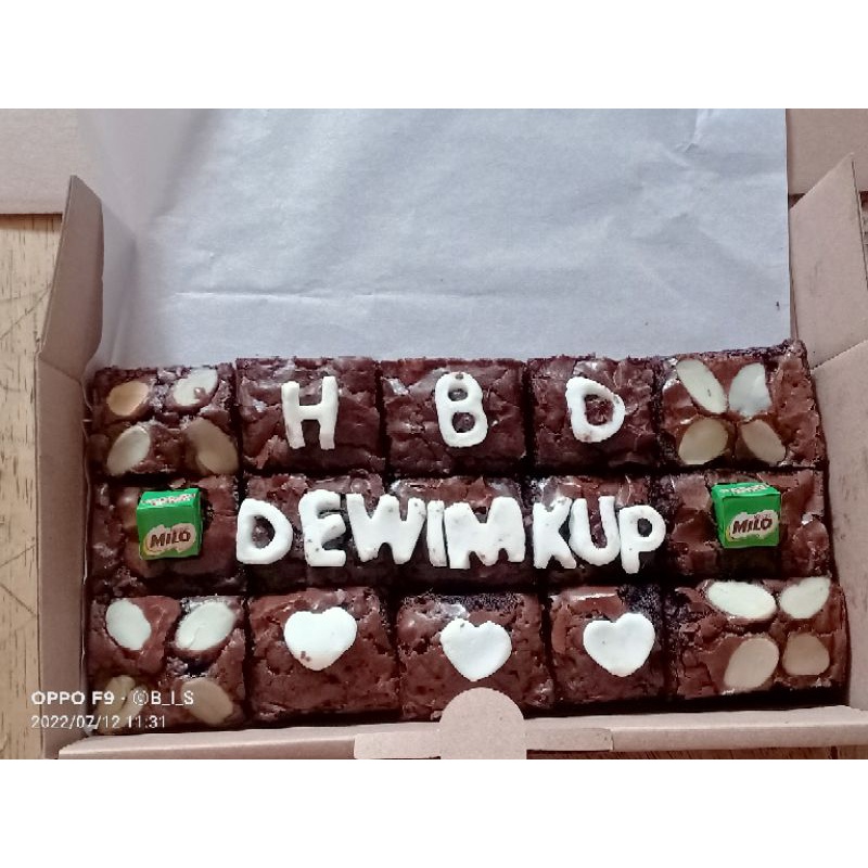 

Brownies panggang sekat by @birrukitchen.id custom tulisan