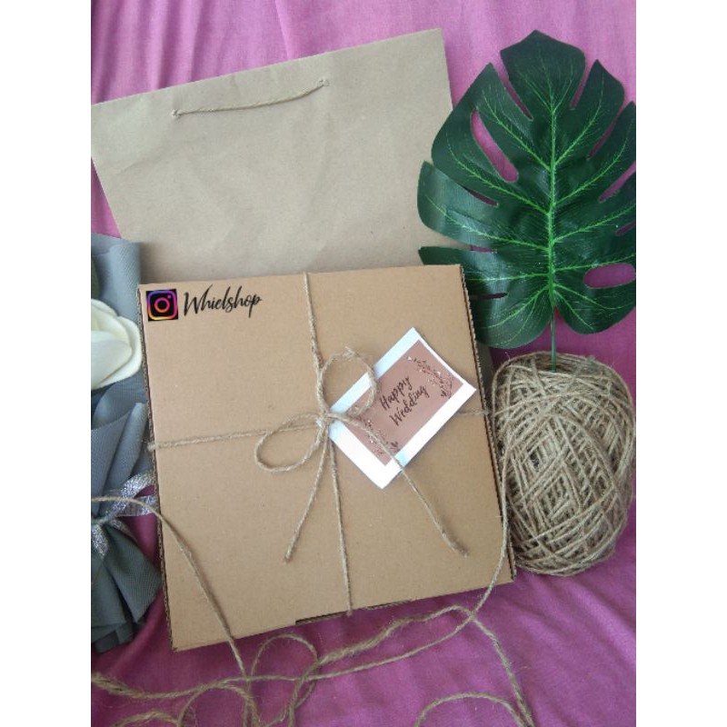 

Gift Box ukuran 21 x21x 5