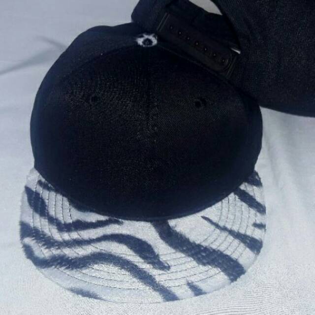 Topi snapback hitam zebra