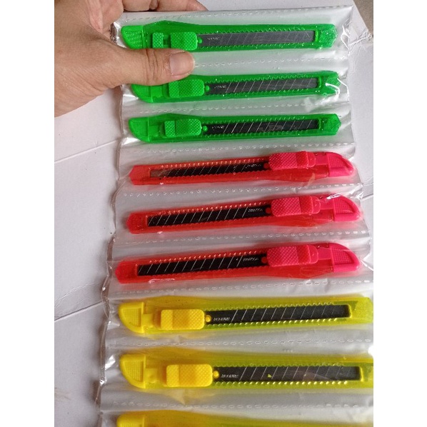 Cutter Transparan Renteng Sedang(12pcs)/alat pemotong kertas/pisau cutter plastik