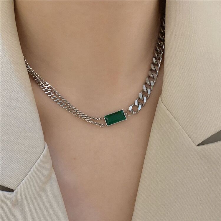 Kalung Rantai Liontin Batu Emerald Asimetris Bahan Titanium Steel Gaya Vintage Untuk Wanita