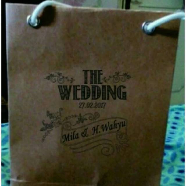 

Paperbag tali + mata ayam + sablon hitam 1 sisi