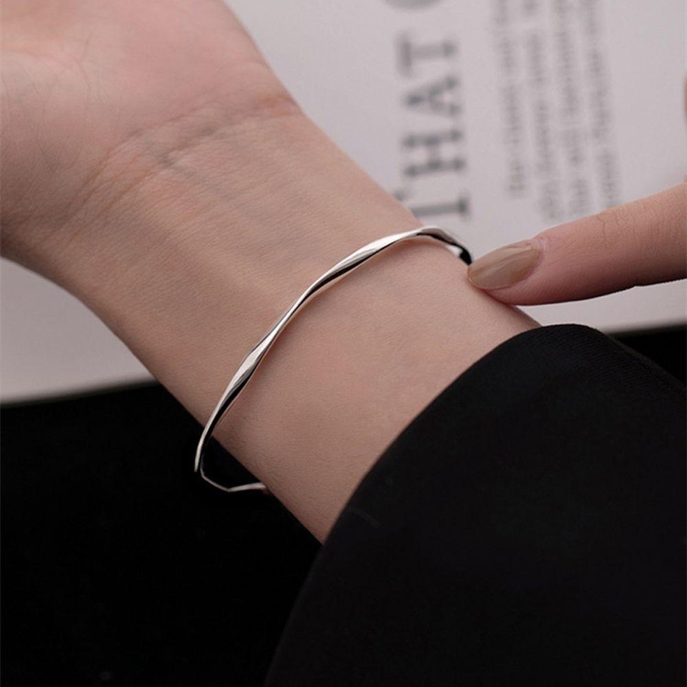 Gelang Bangles Desain Cincin Mobius Gaya Elegan Unik Untuk Wanita