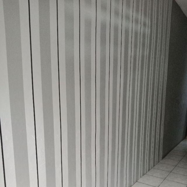 Grosir Murah_wallpaper Sticker Dinding Ruang Tamu, Kamar, Kantor Garis Abu Abu Minimalis